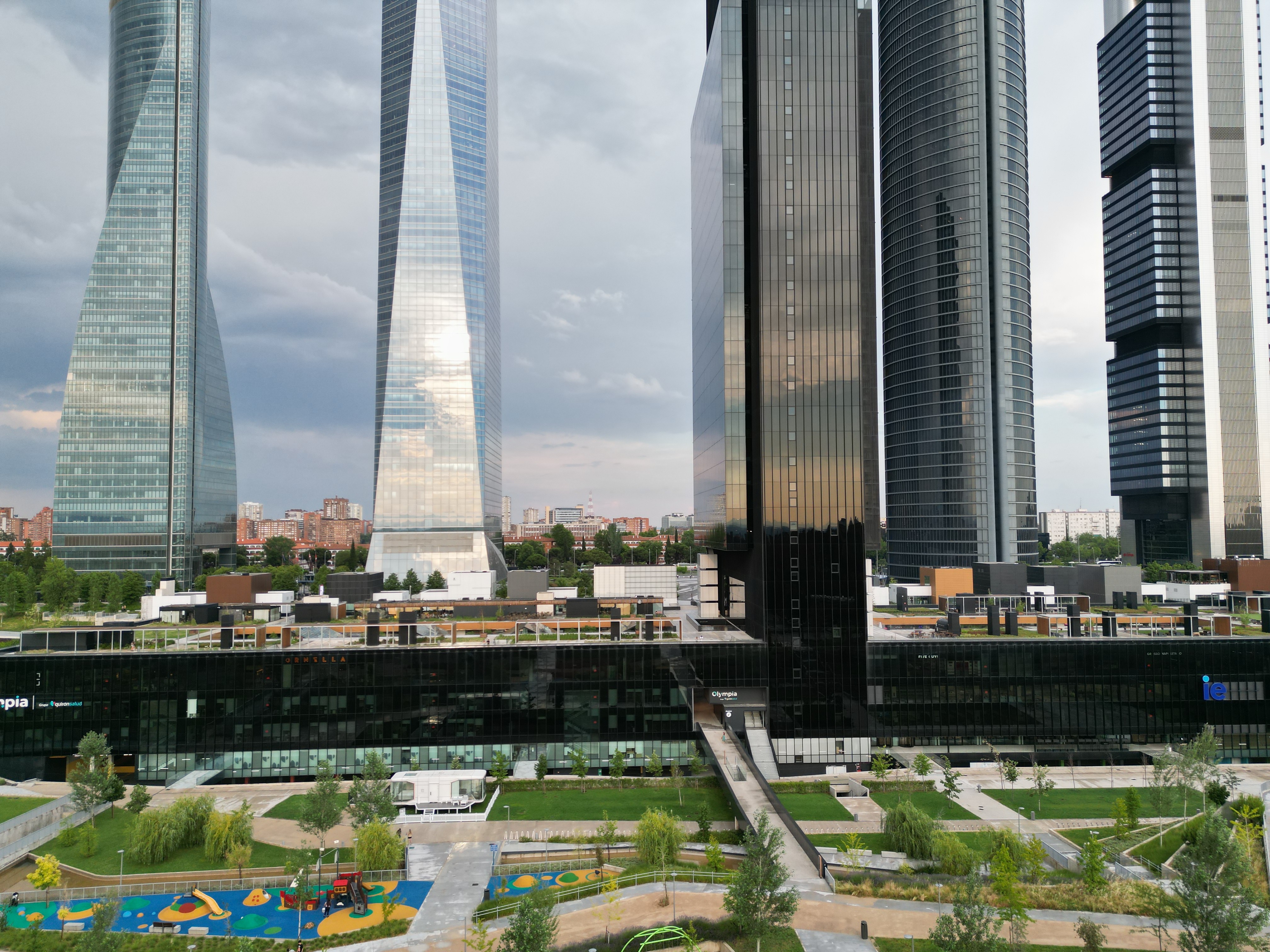 Vista aerea del complejo Cuatro Torres con la capsula Modulus Caeli expuesta