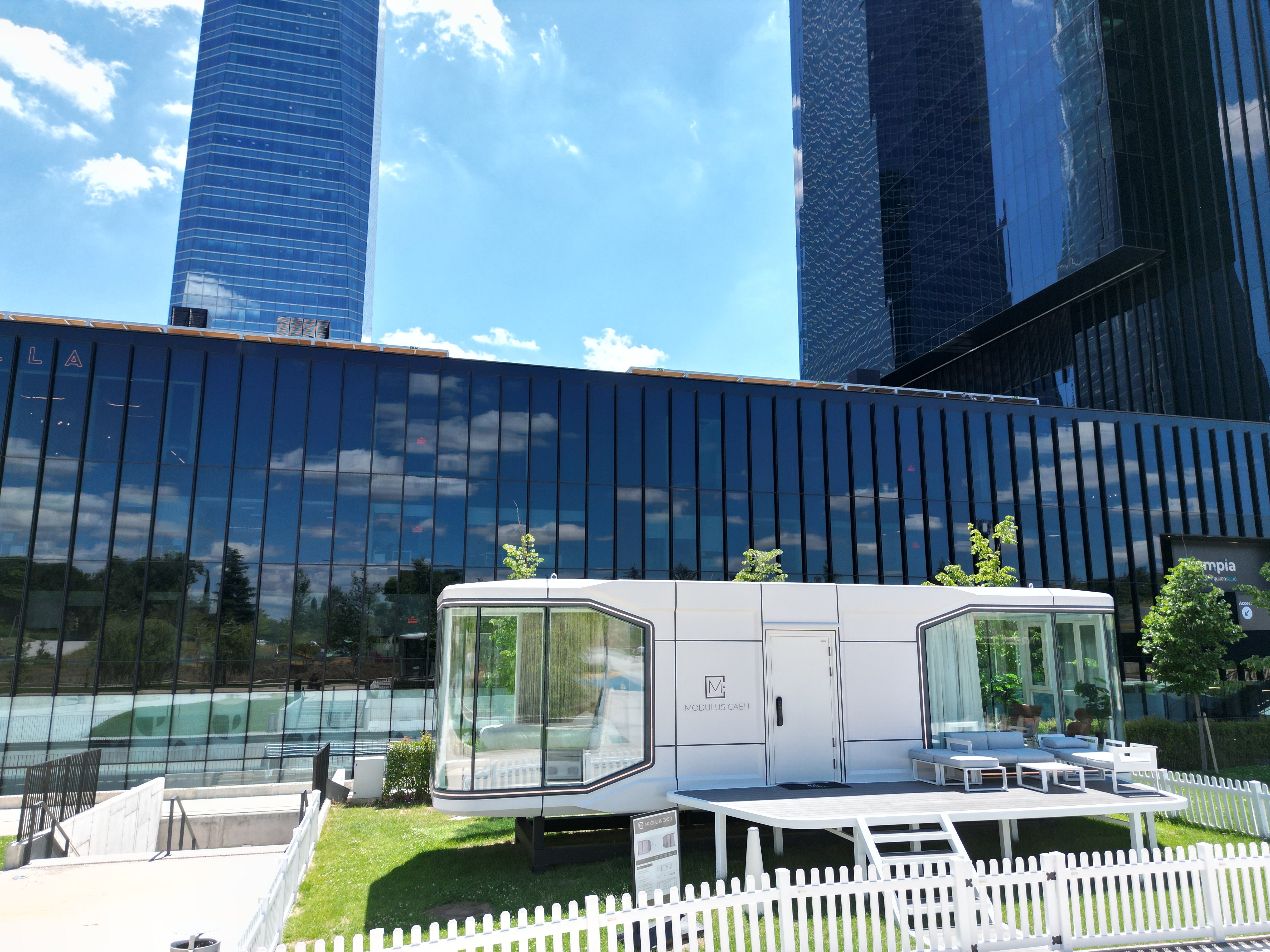 Capsula Modulus Caeli en el showroom de Madrid con las torres CTBA de fondo