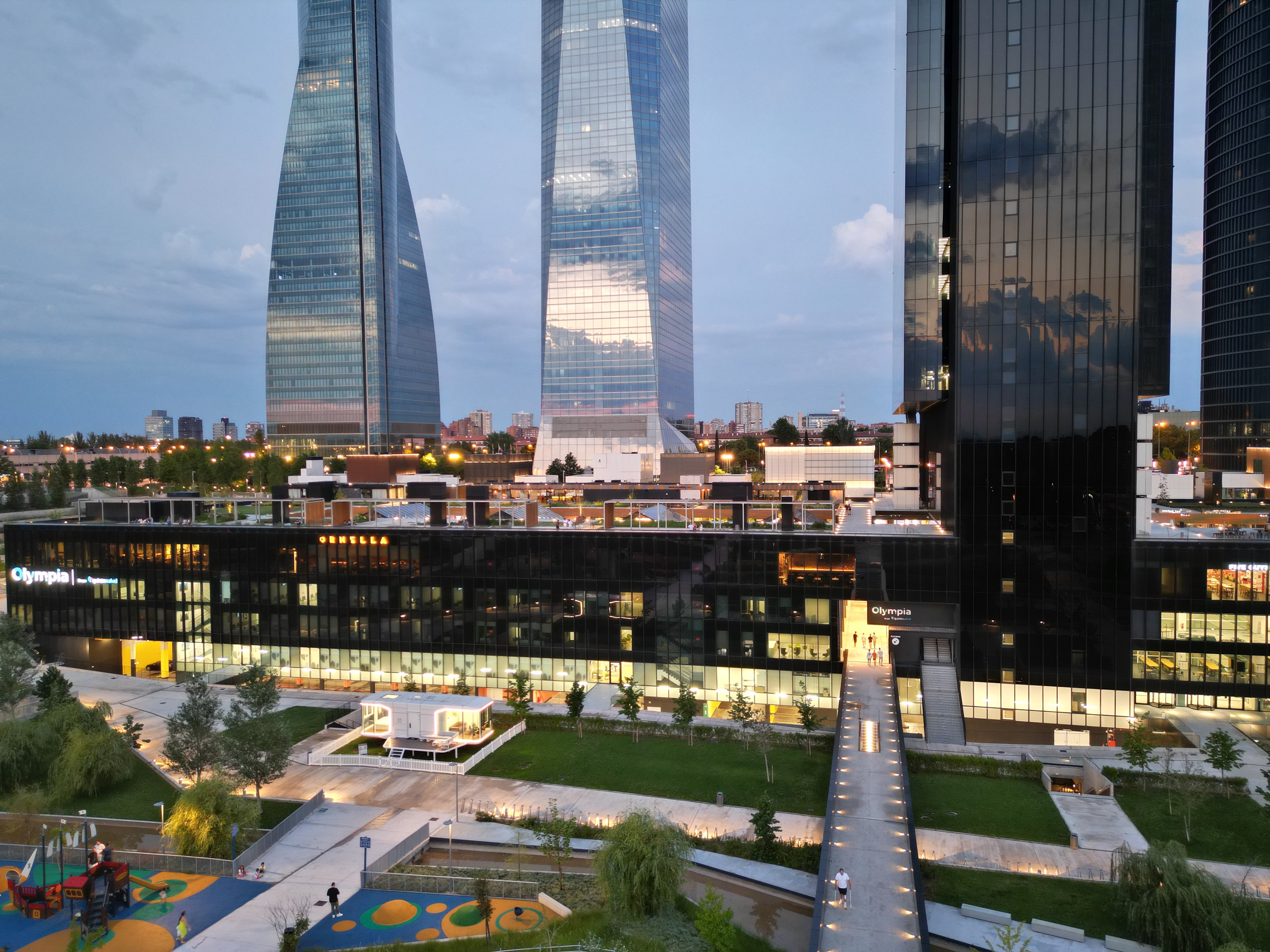 Capsula Modulus Caeli iluminada al atardecer en las Cuatro Torres de Madrid
